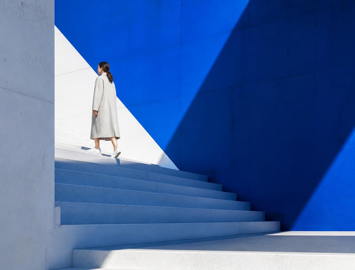 Scalinata architettonica con geometrie blu